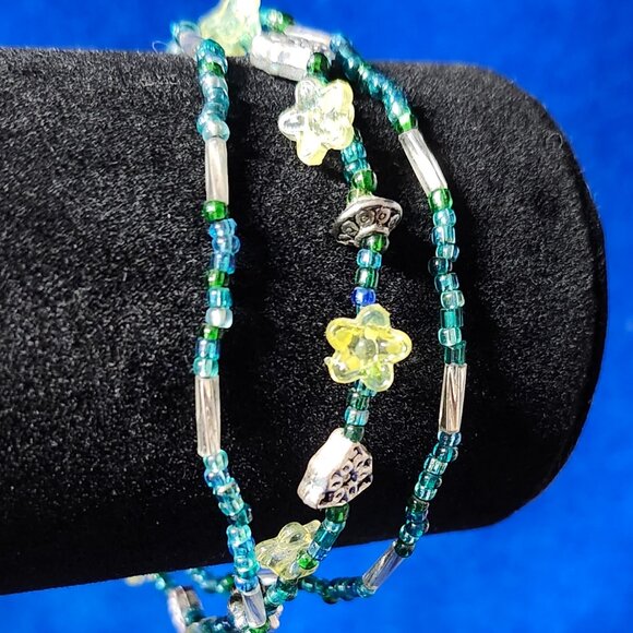 Bright & Cheerful Green Flower Bead Bracelet - Picture 3 of 3